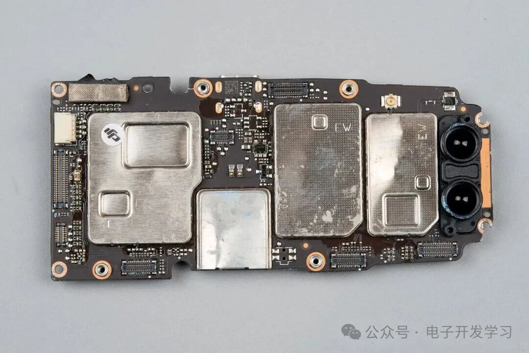 大疆飞控板整体俯视图:DJI屏蔽罩与双目摄像头布局