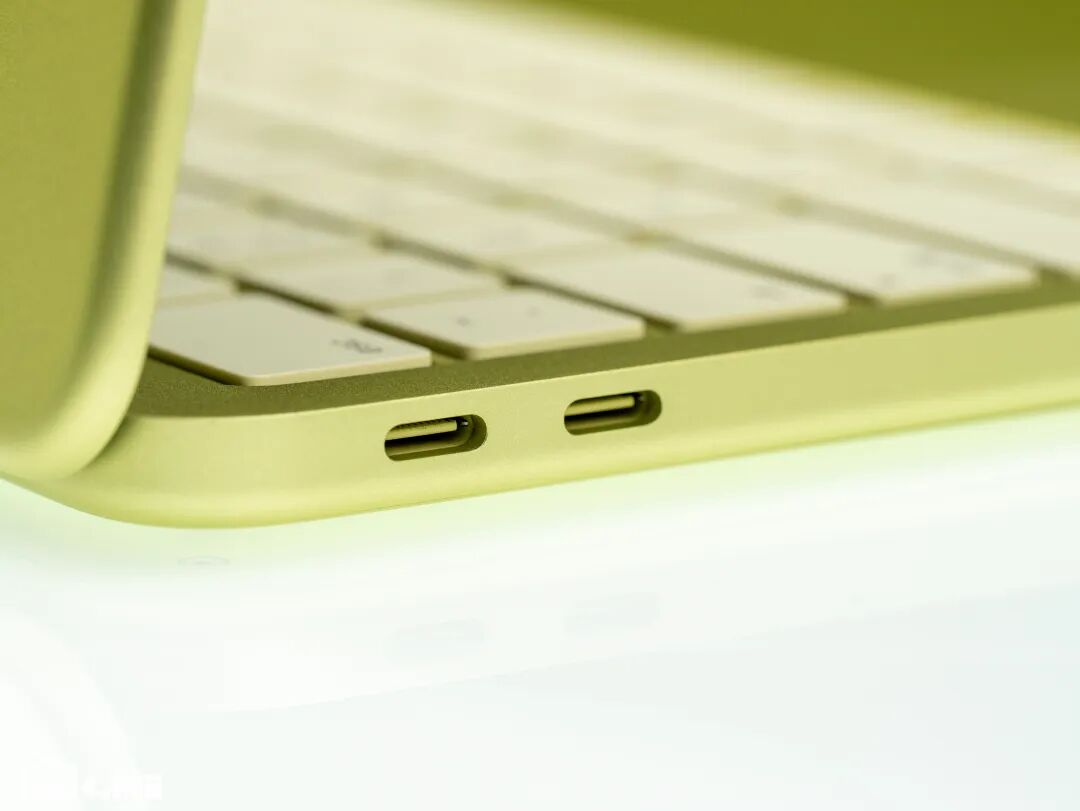 MacBook Neo侧面USB-C接口特写