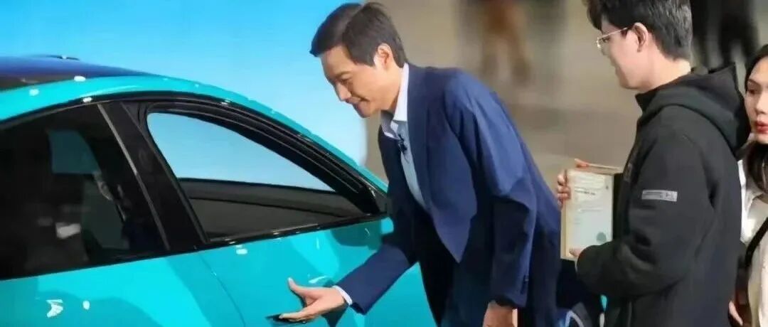 雷军弯腰查看小米SU7车门细节