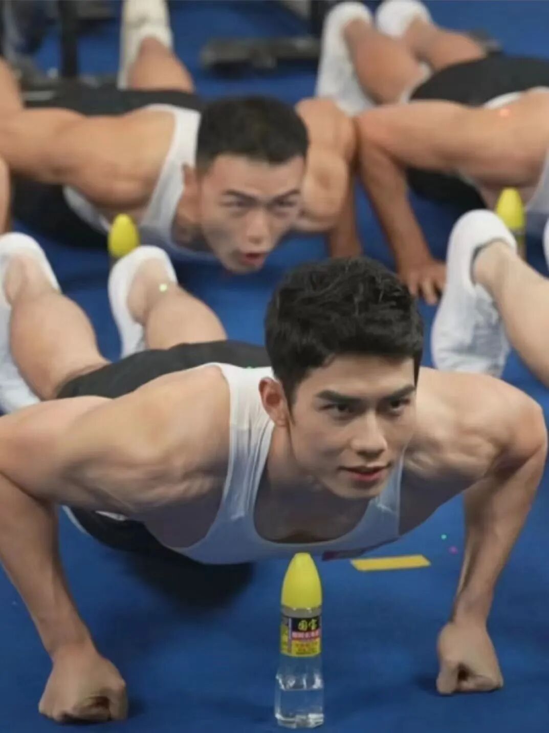 椰树集团抖音直播间男主播做俯卧撑