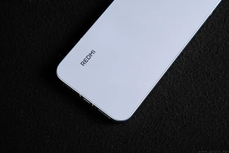 REDMI Turbo 5 Max 白色机身特写