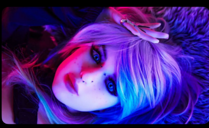 蓝紫色霓虹灯光下的女性肖像