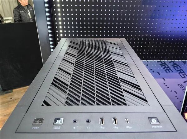 ROG枪神10X机箱顶部接口与按钮特写