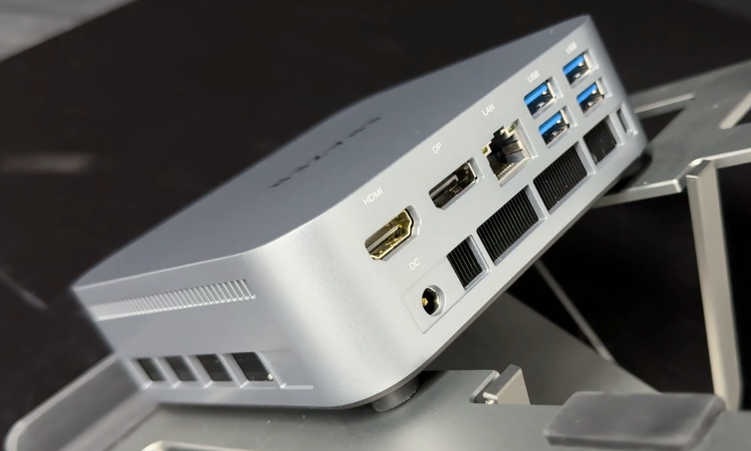 D70小主机侧放于支架上的整体外观