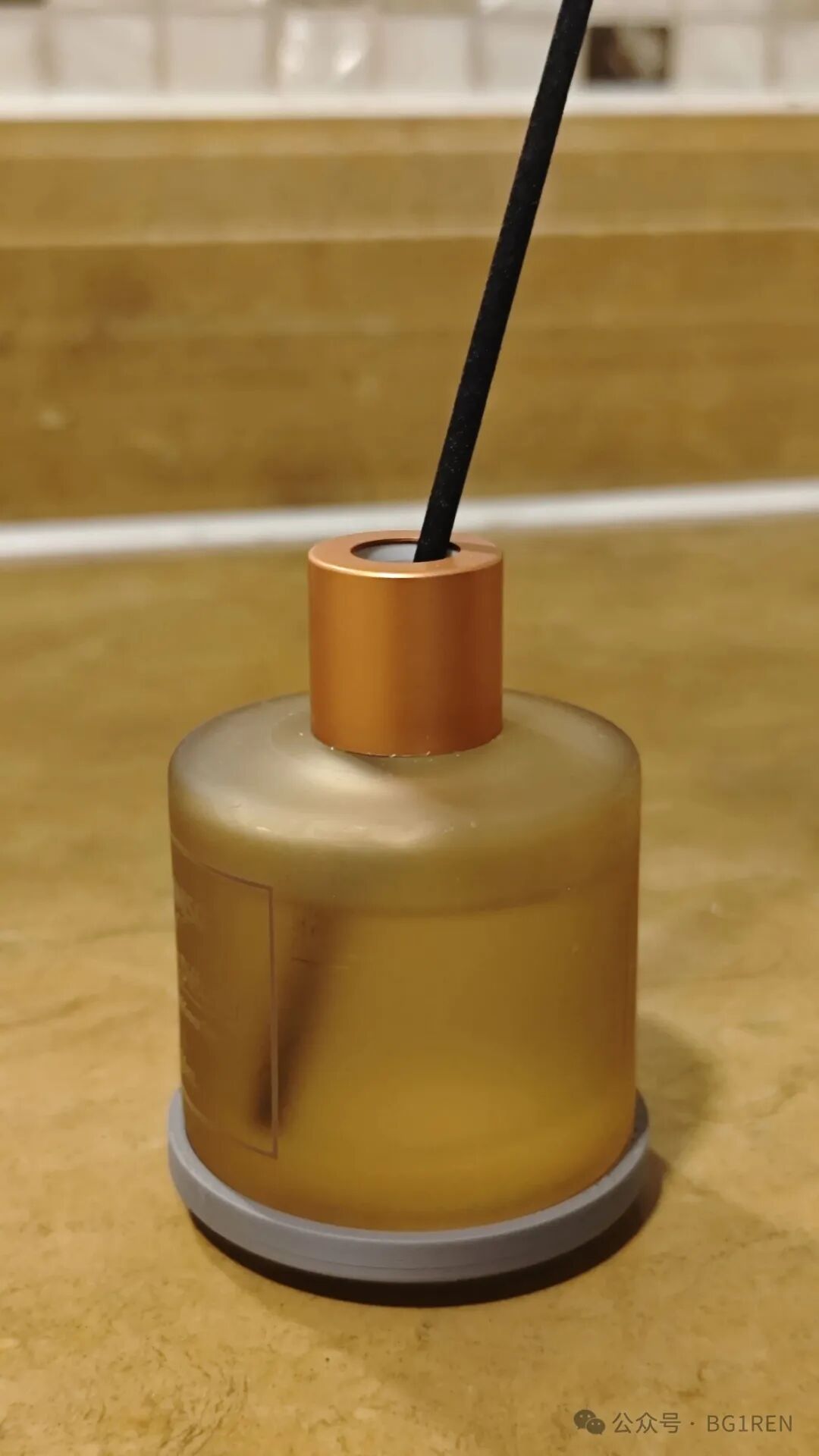 放置在定制底盘上的香薰瓶