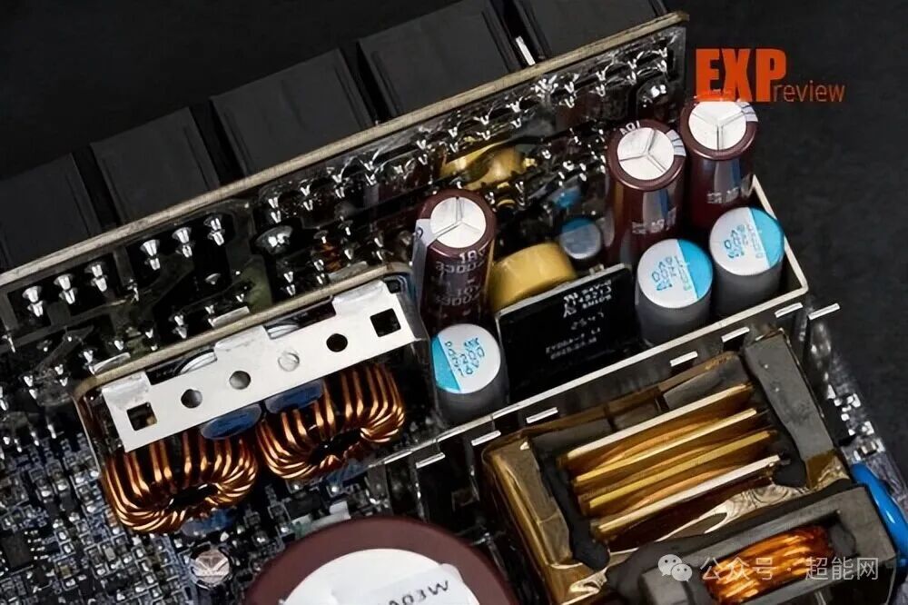 多个10V 220μF电容整齐排列的局部特写