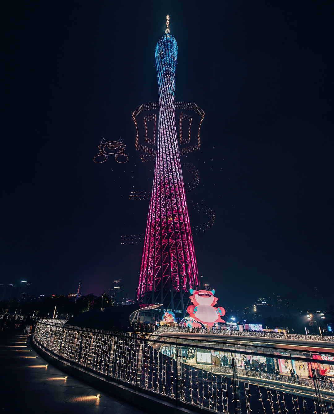 夜晚广州塔与金铲铲主题灯光秀