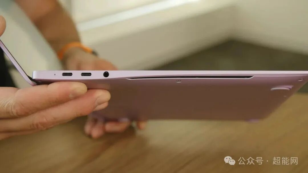 笔记本侧边接口:两个USB‑C与3.5mm耳机孔
