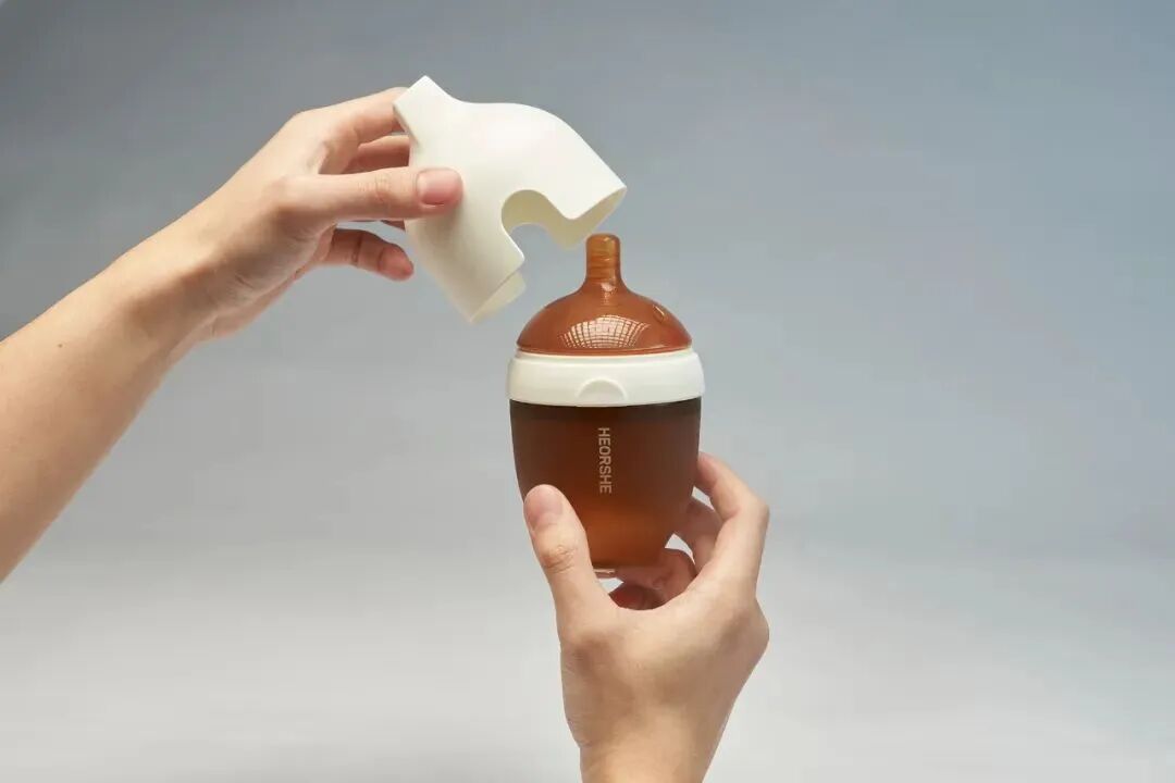 取下HEORSHE奶瓶奶嘴盖