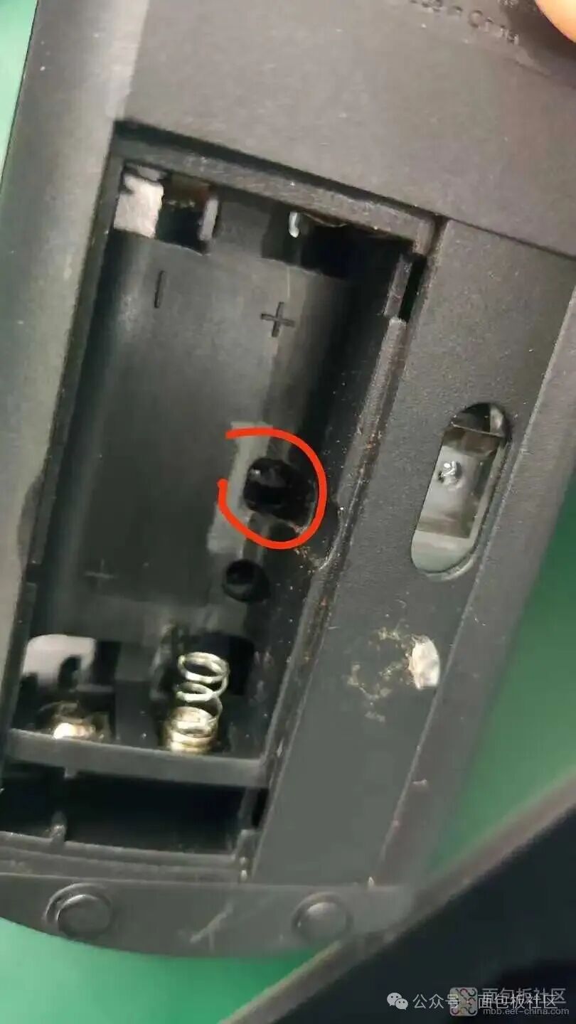 顶出鼠标外壳卡扣拆解步骤