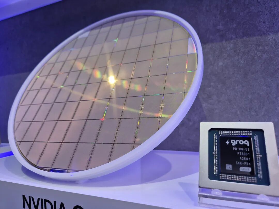 三星半导体晶圆与Groq芯片展台展示