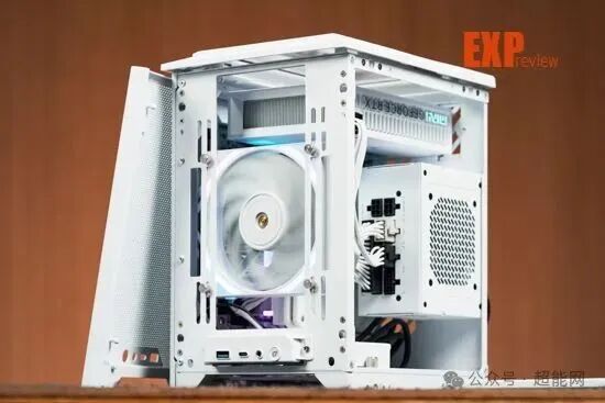 打开侧板的机箱内部整体视图