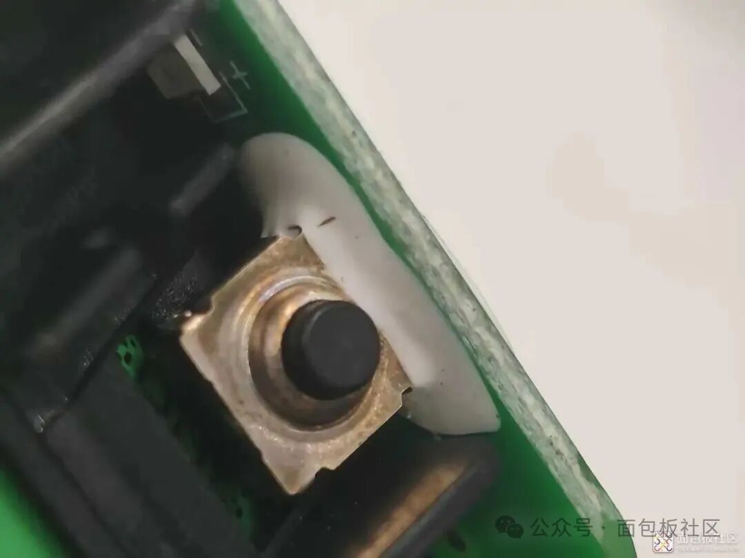 内部触发按钮特写