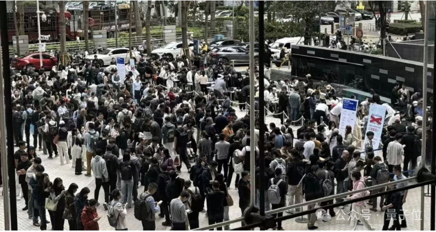 腾讯大厦外排队等待部署OpenClaw的人群俯拍图