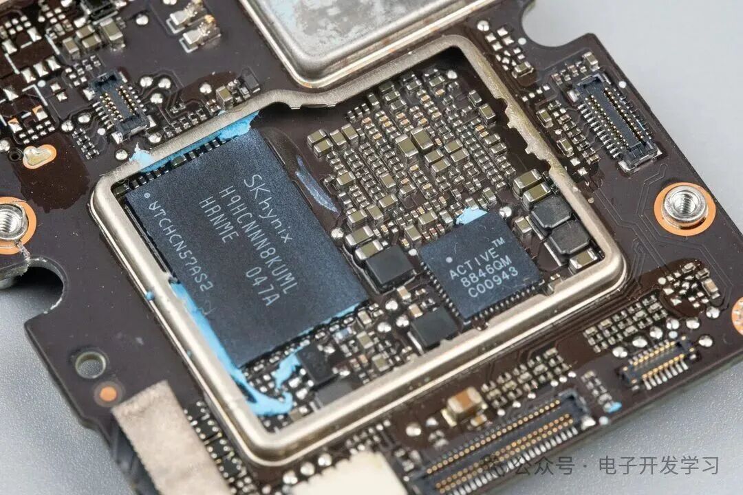 ACT8846 PMIC与海力士LPDDR4X芯片特写