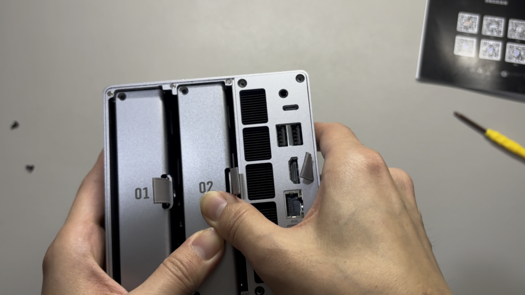 手拿设备背面，上有SIM卡槽