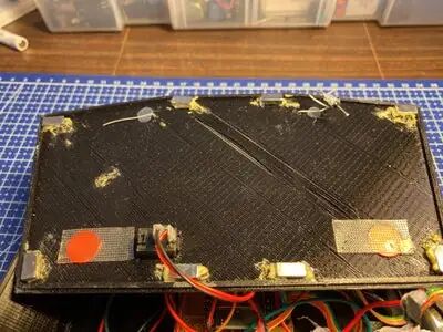 设备背面特写，展示接线与外壳