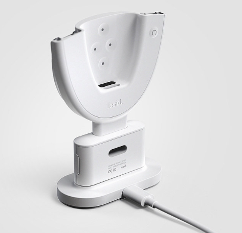 U形设计的白色电子设备充电底座，连接着白色线缆