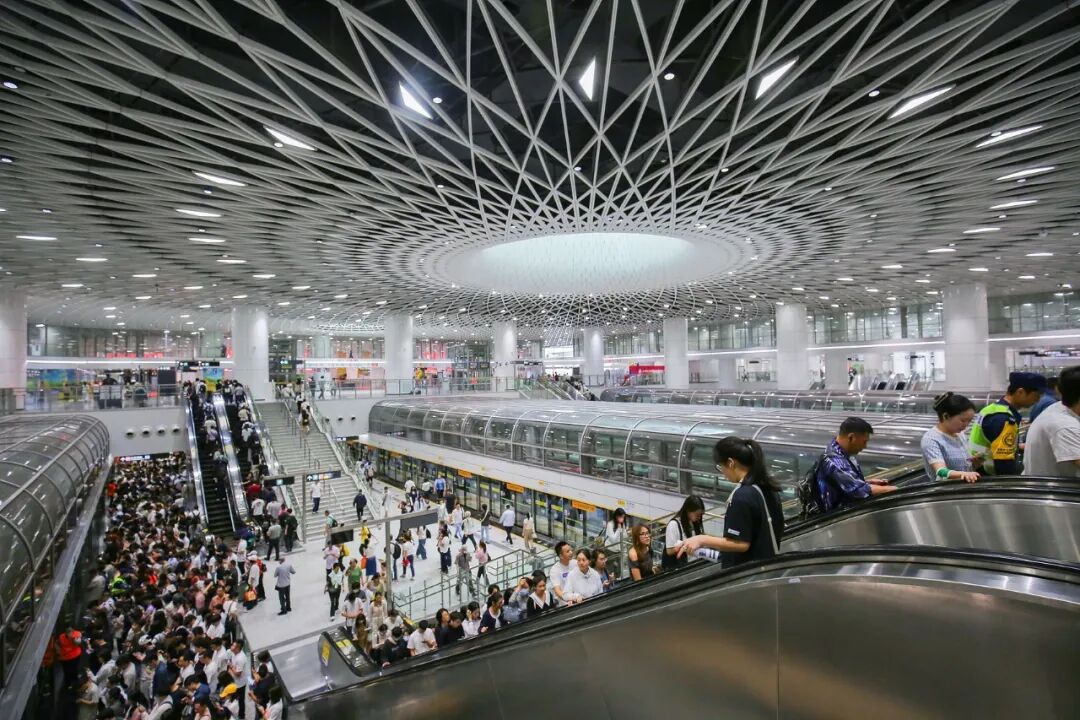 深圳地铁岗厦北站宽敞明亮的换乘大厅
