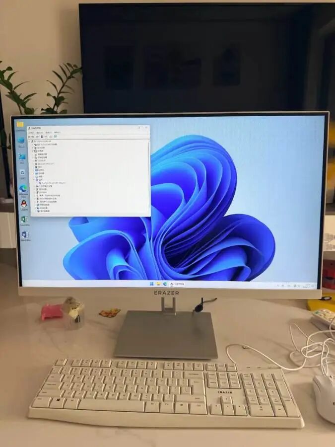 白色联想异能者一体机亮屏展示Win11桌面,搭配白色ERAZER键鼠