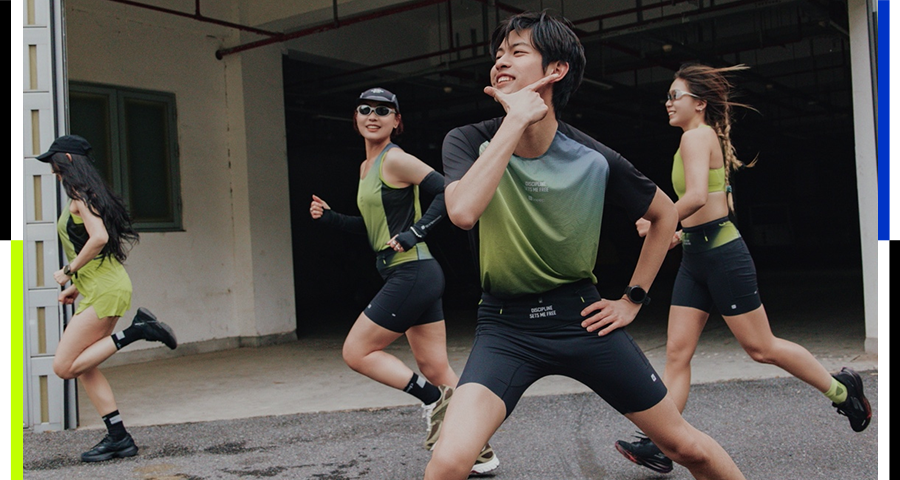 四名青年在户外奔跑