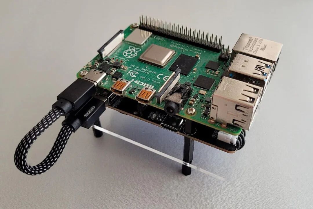 树莓派 4 Model B 实物图及USB-C线缆