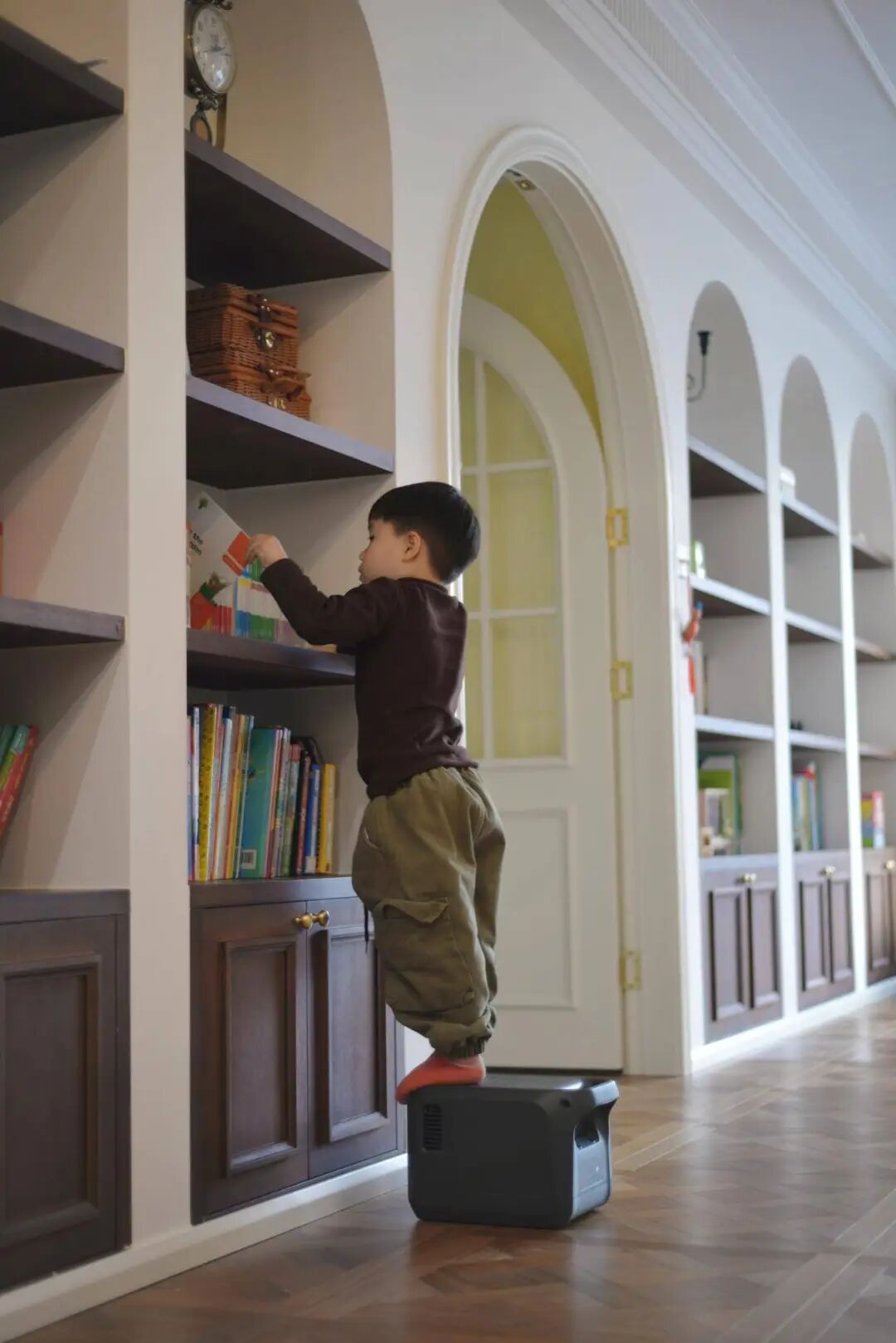 孩子坐在电源上展示承重