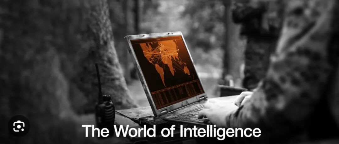 黑白风格图片:一人在森林中操作显示地图的笔记本电脑,底部有“The World of Intelligence”字样