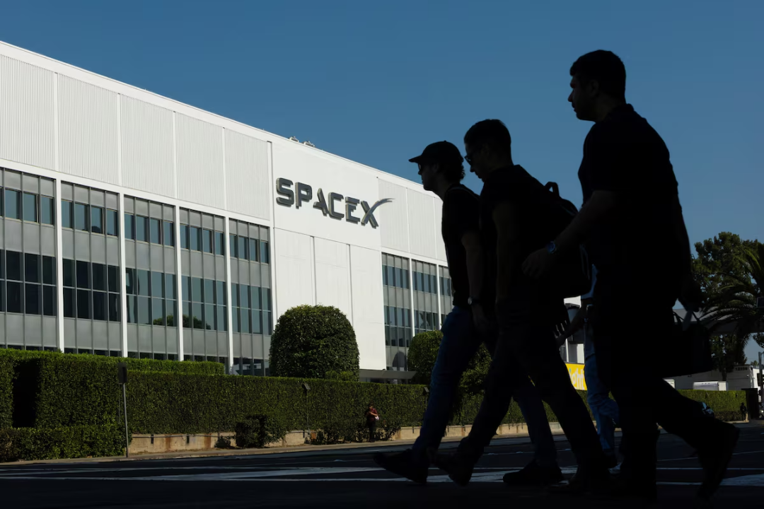 晴朗蓝天下,白色现代工业风格建筑外立面清晰可见SPACEX字样及标志