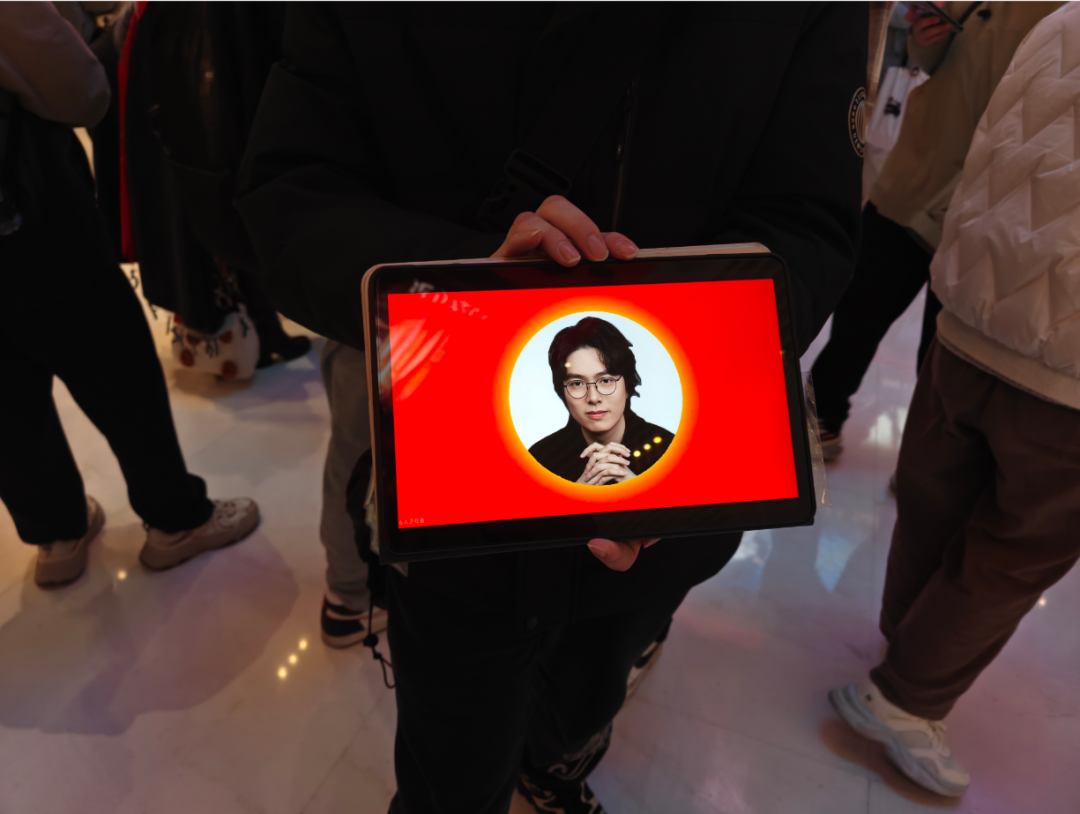 玩家手持平板展示海猫络合物照片