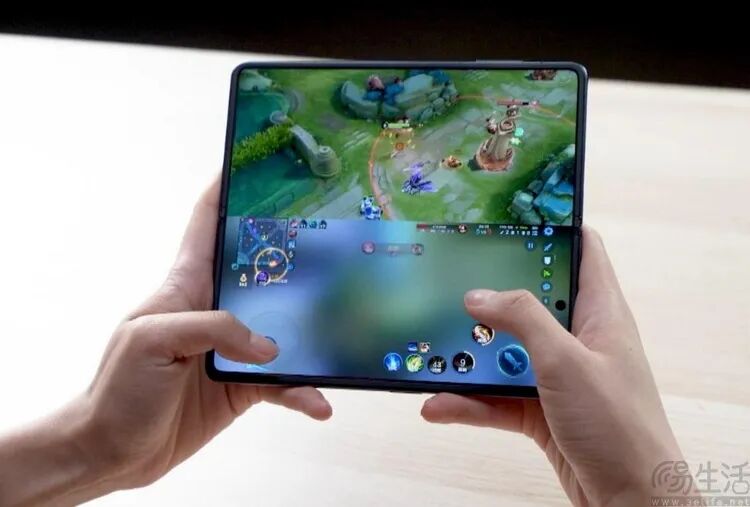 展开状态下运行 MOBA 游戏,虚拟按键集中在副屏区域