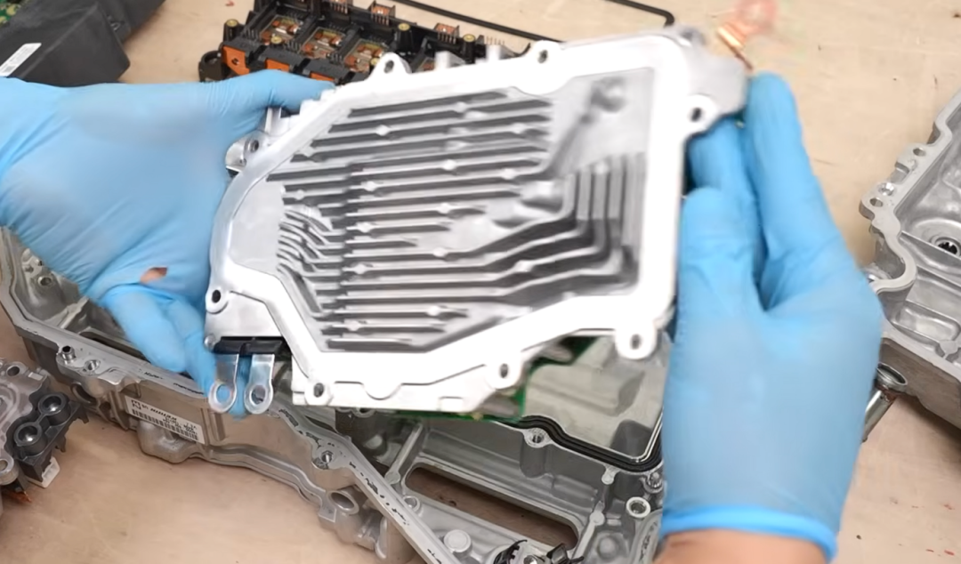 PCU内部铝制散热块与冷却通道