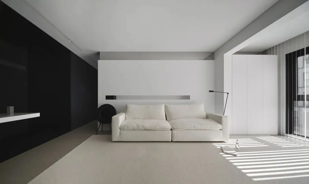 客厅全景，沙发与百叶窗光影