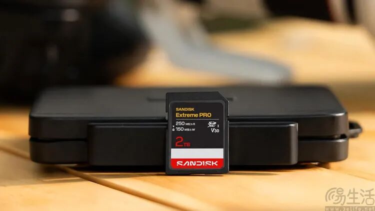 SanDisk Extreme PRO 2TB SD卡插入读卡器