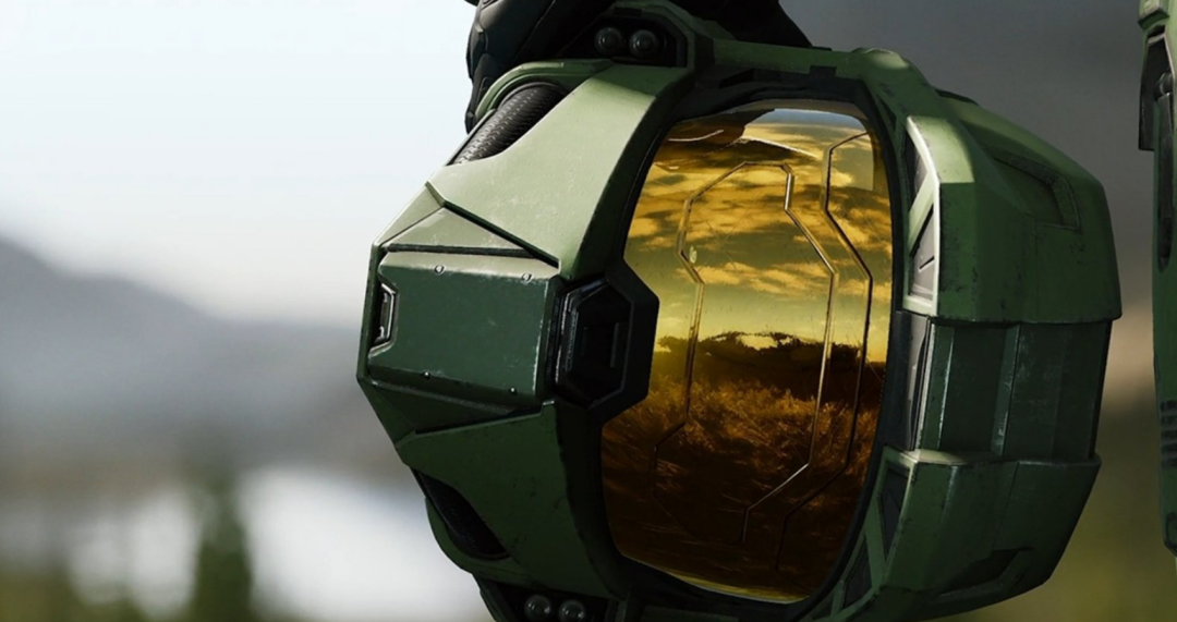 一个科幻风格的头盔，头盔的面罩反射出夕阳和山景。