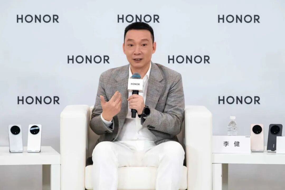 荣耀CEO李健在发布会演讲