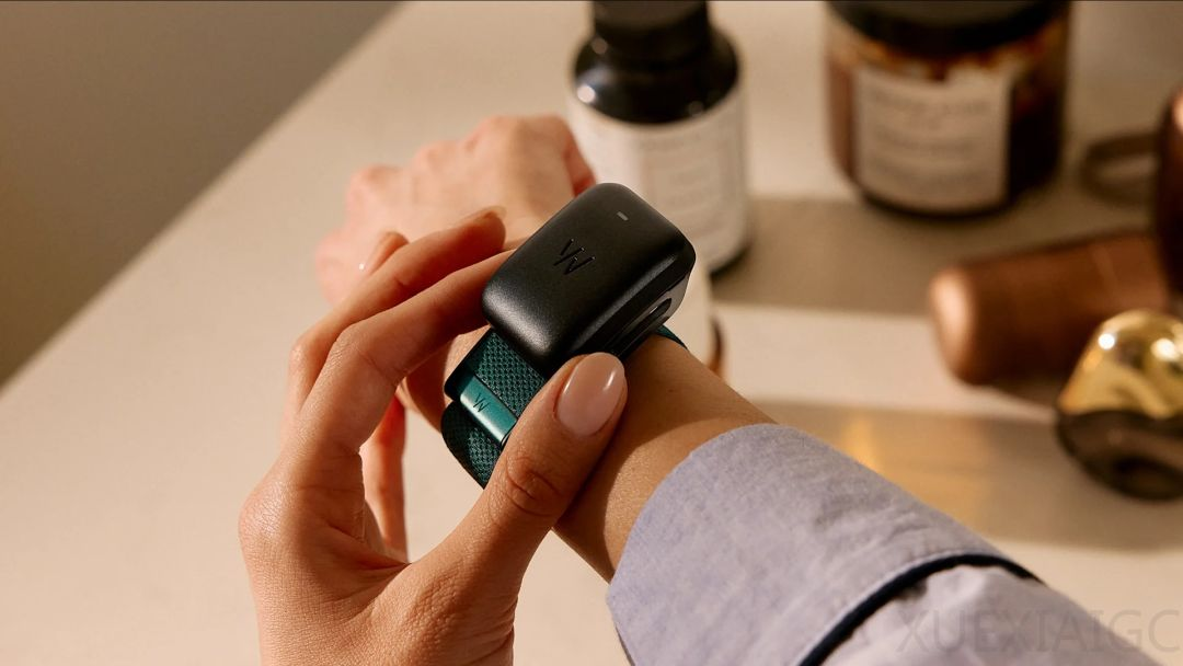 一名用户正在将带有W标志的MossCode手表佩戴在手腕上