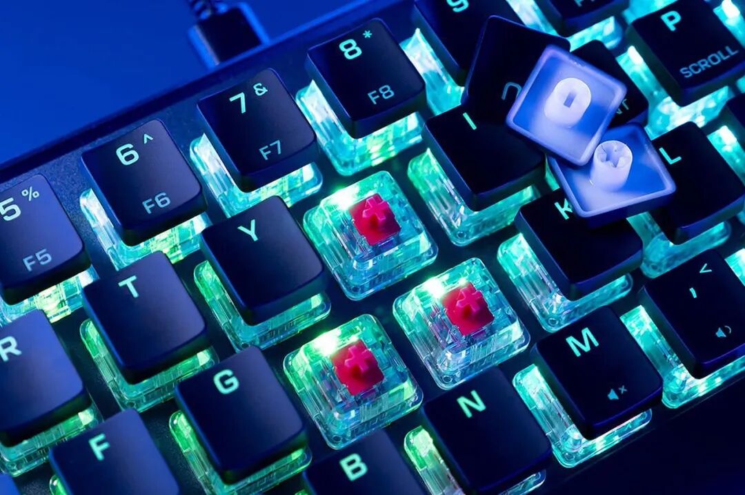 黑色键帽部分移除露出红轴背光键盘