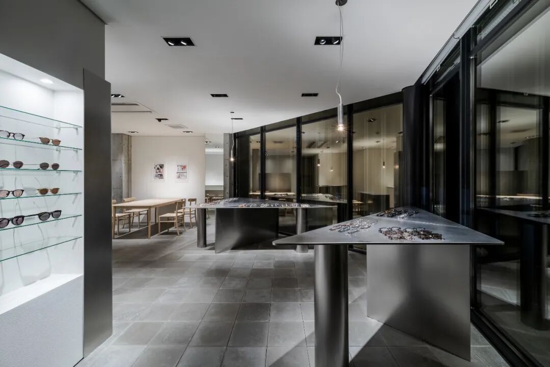 Ashiya Optical眼镜店内部陈列