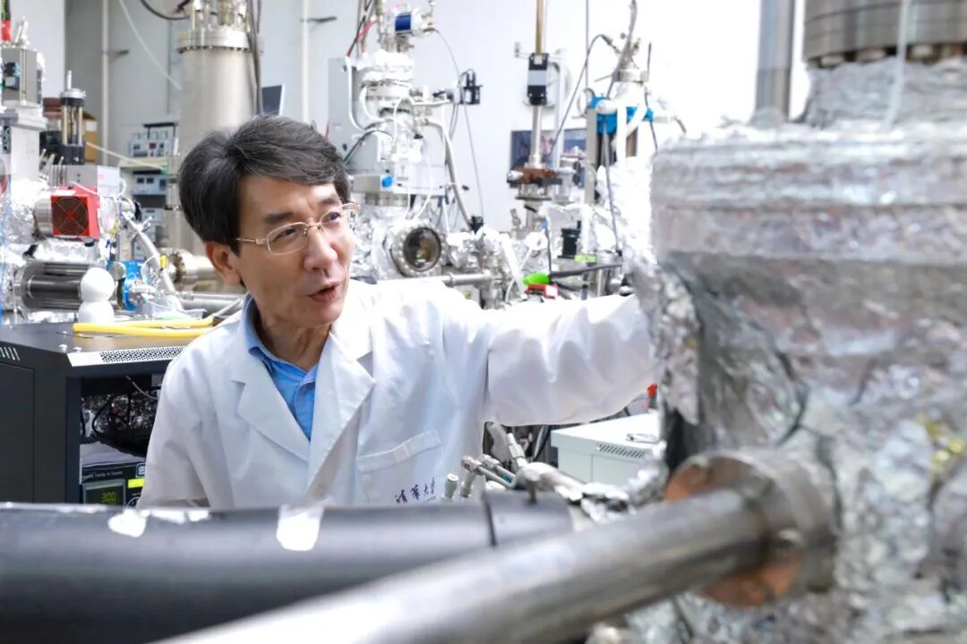 薛其坤在清华实验室讲解量子反常霍尔效应装置