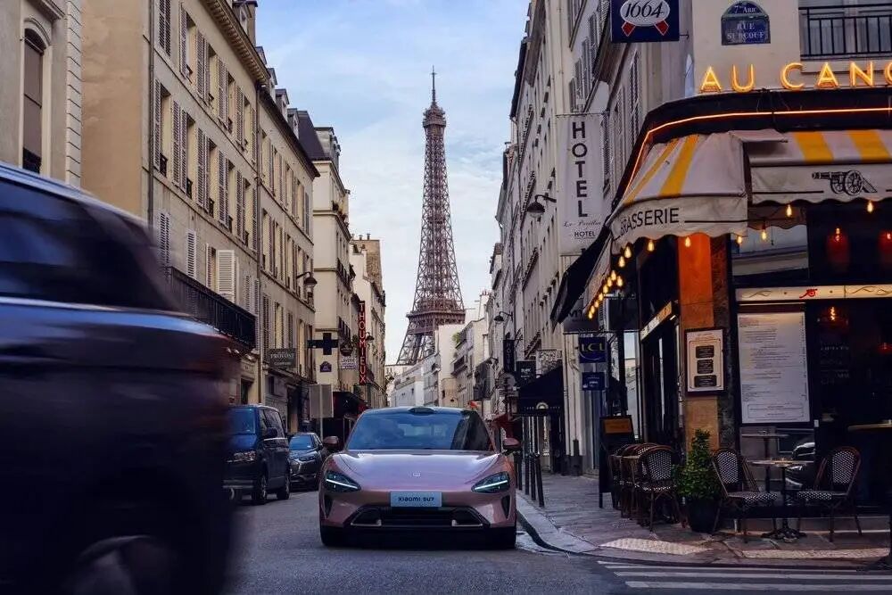 小米SU7亮相法国巴黎街头