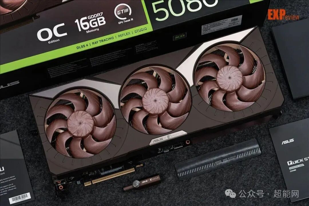 华硕RTX 5080 OC Edition显卡及包装配件