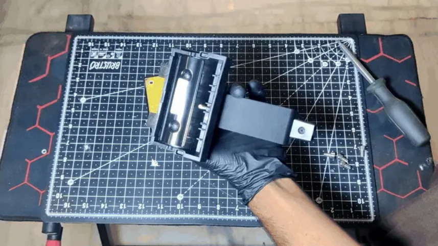 作者为旧显示器支架准备连接结构