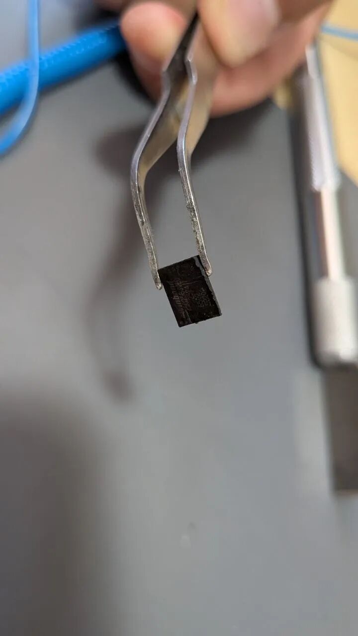 拆下的 W25Q256JWEQ 闪存芯片