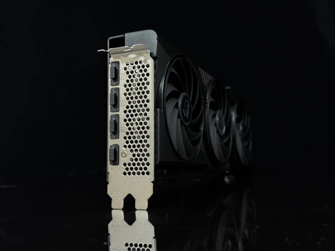 显卡侧面接口与散热特写