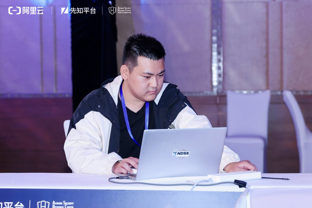 参赛者专注操作笔记本电脑