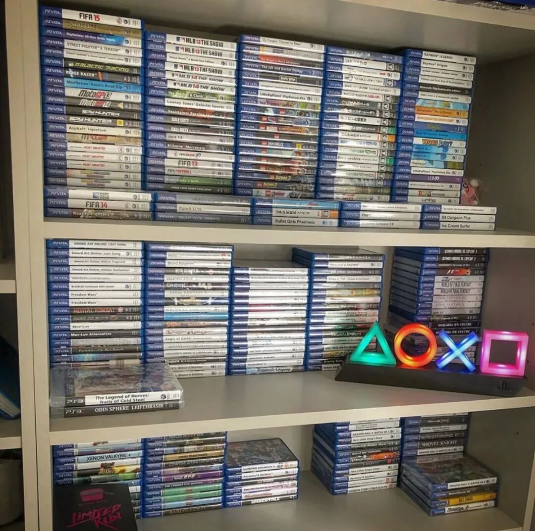 白色书架上整齐摆放着大量PlayStation游戏光盘盒 | 来源:玩家收藏