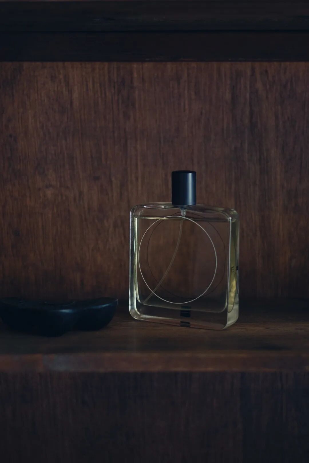 方形玻璃香水瓶特写