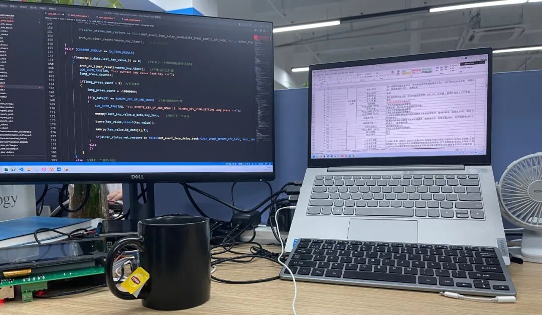 嵌入式开发工程师工作台与代码编辑器界面