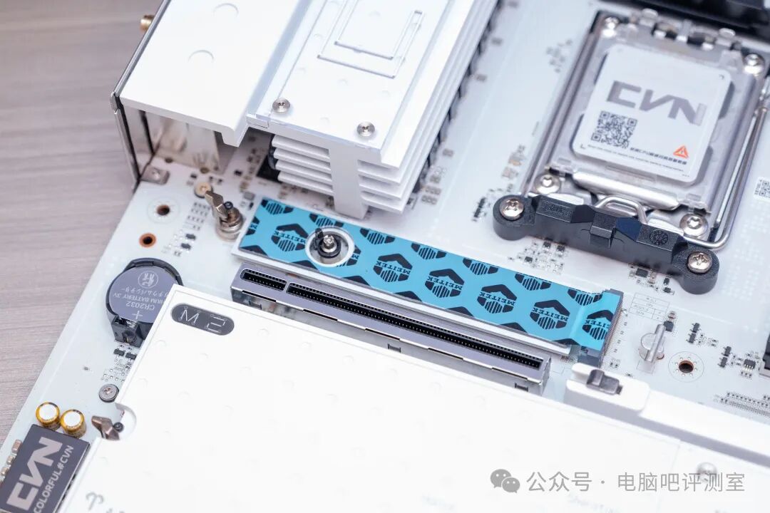 主板的M.2插槽与快拆设计